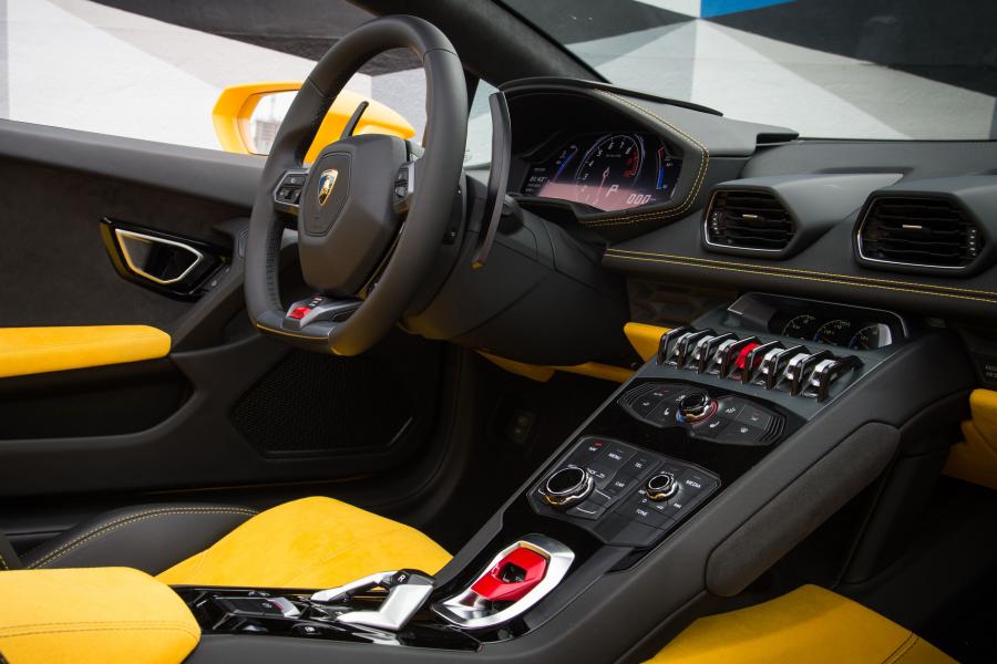 Интерьер Lamborghini Huracan LP610-4 Spyder 2015 года  (NA) (фото 17 из 19)